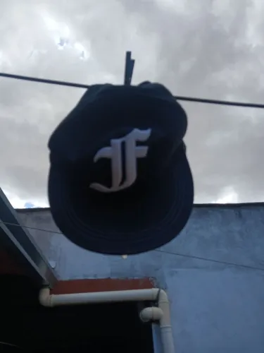 Boné preto bordado