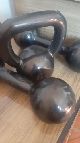 Par de halter mais um kettebell 8kg emborrachado