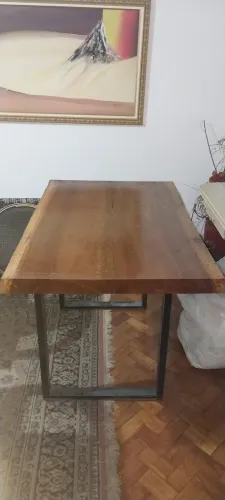 Mesa de madeira maciça