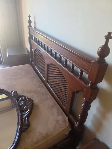 Cama de casal de madeira com colchão e mesas de cabeceira
