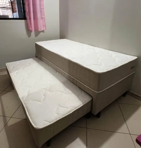 Cama box com auxiliar molas ensacadas no colchão de cima e no de baixo solteir