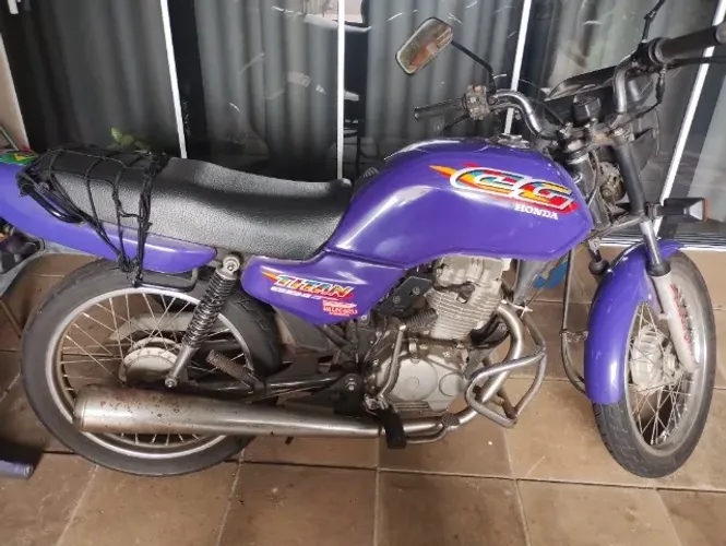 Vende moto relíquia