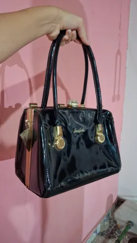 Bolsa preta verniz com pedraria (Marca: Sereia Sonho)