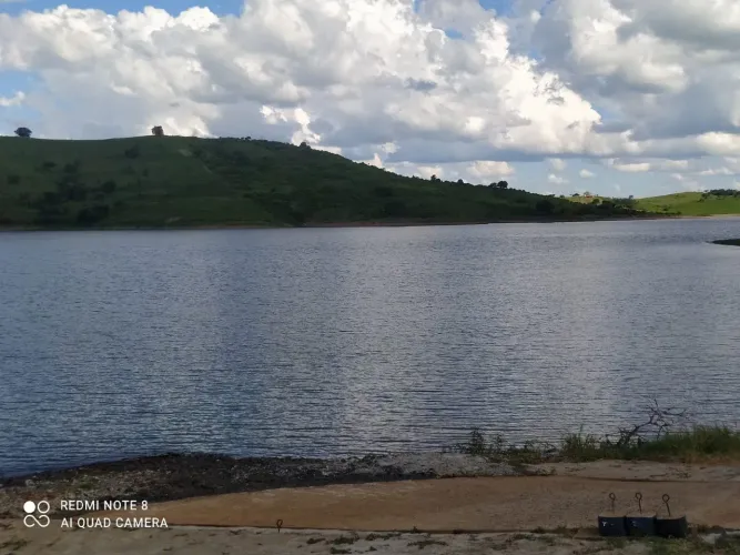 Vende-se Terreno Beira da Represa no Município de Ribeirão Claro PR