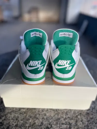 Nike SB x Air Jordan 4 "Pine Green"
