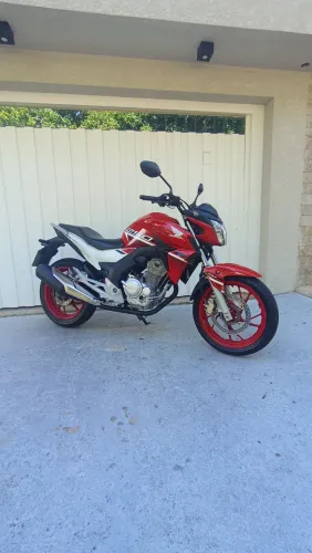 CB 250 Twister 2022 vermelha único dono impecável de nova!