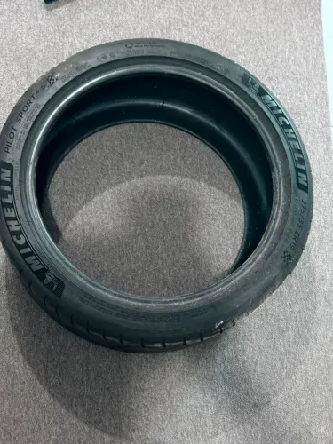 Pneu Michelin Pilot Sport 4S 275/35 ZR19 R19 - Usado Meia Vida