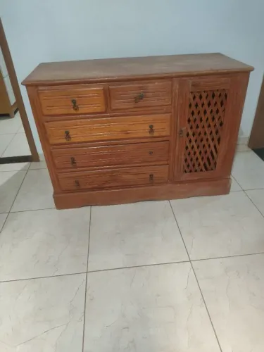 Vendo uma linda cômoda antiga de madeira , não entrego