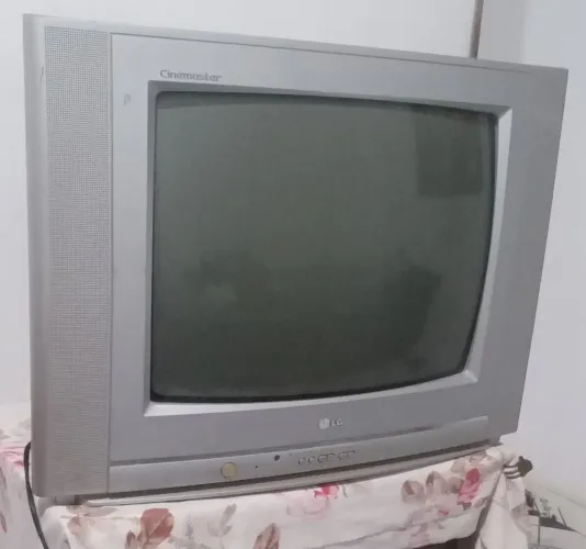 Televisão de tubo LG. Está em boas condições, liga e funciona muito bem. 