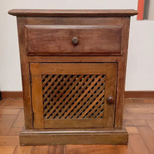 Mesa de Cabeceira em Madeira Maciça