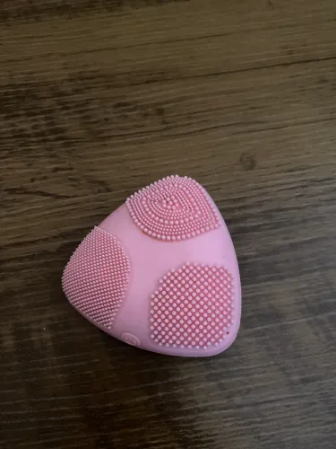 Massageador facial em silicone funciona com pilhas palito 