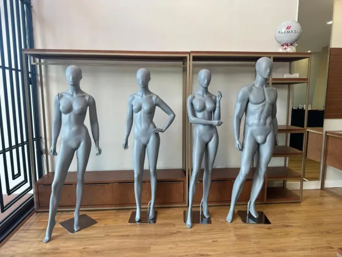 Vende-se manequins de loja.