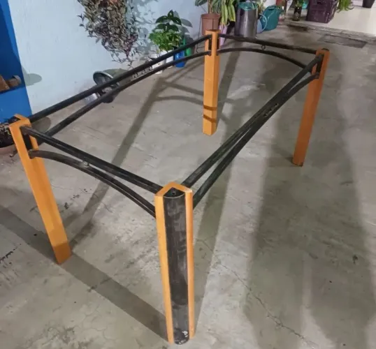 Mesa de jantar 6 lugares. Sem o tampo de vidro e sem cadeiras.