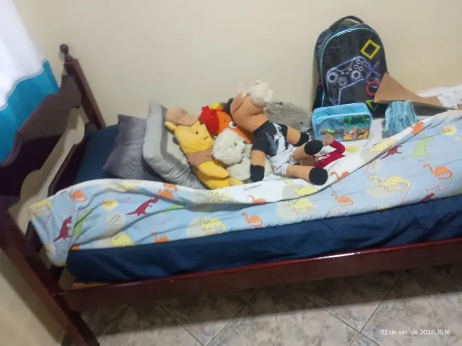 Cama de madeira maciça solteiro seminova com colchão