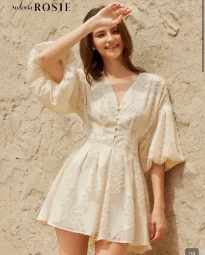 Vestido Mini Elegante Vintage Com Gola V, Mangas Bufantes, Cintura Marcada, Saia Em Linha.