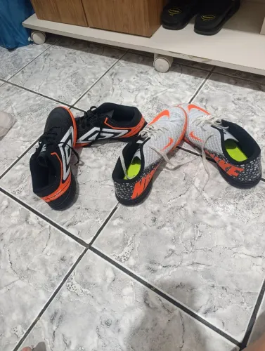 Chuteiras de futebol de salão.