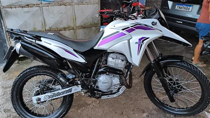 Vendo uma moto XRE 300 valor 15 mil aceito cartão 