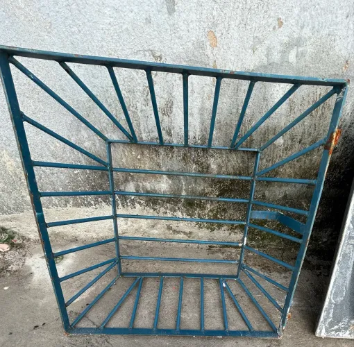 Lixeira externa fixada no muro
