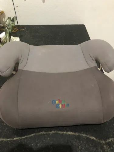 Cadeirinha de elevação infantil da marca Baby Style na cor cinza.