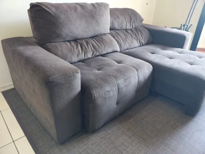 Sofá retrátil e reclinável, tecido suede marrom e  braços largos