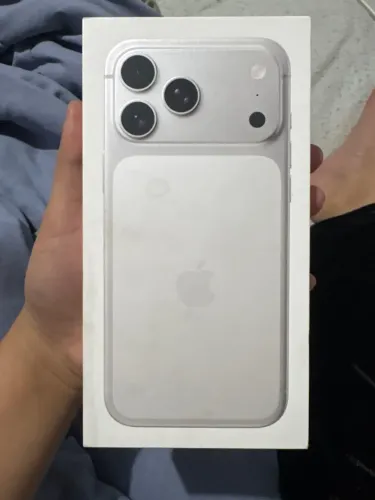 iPhone 17 pro max silver
