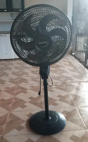 Ventilador de pé funcionando normal