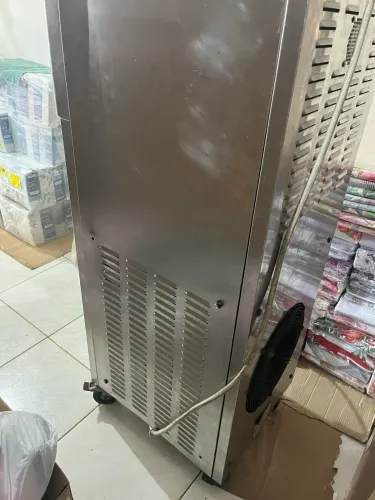 MÁQUINA DE SORVETE GEL-MATIC, ACOMPANHA BATEDOR DE MILKSHAKE 