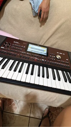 KORG PA700 