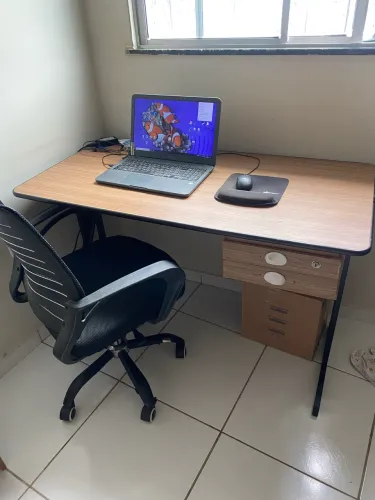 VENDO MESA PARA ESCRITÓRIO COM CADEIRA GIRATÓRIA