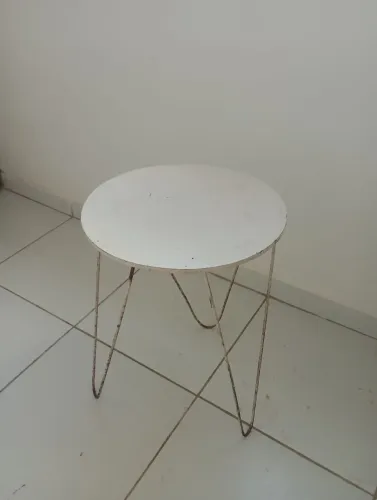 Mesa pequena rosa clara