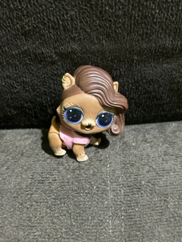 Pet lol surprise cachorrinho marrom com blusa 1 