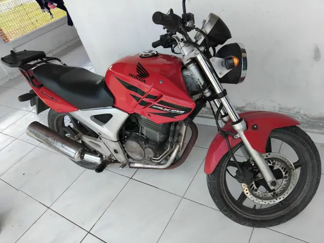 Moto em excente estado, sem nada pra fazer.