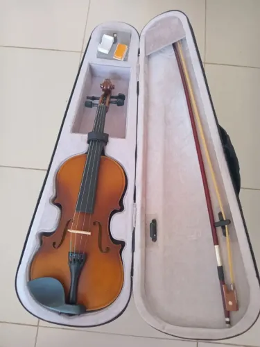 Violino Vogga modelo Von144N, tamanho 4/4