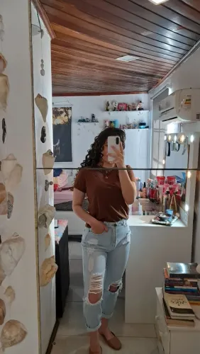 Calça mom jeans rasgada - bluesteel (renner).