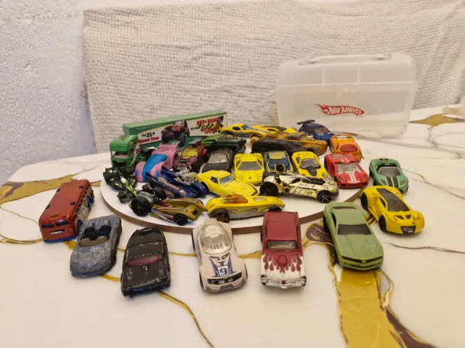 LOTE HOT WHEELS, MAJORETTE E CARRINHOS COLECIONÁVEIS