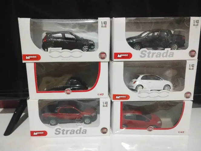 Carrinho miniatura Fiat na caixa