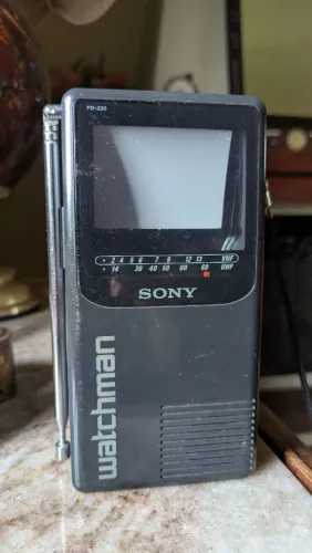 TV portátil Sony Watchman funcionando 