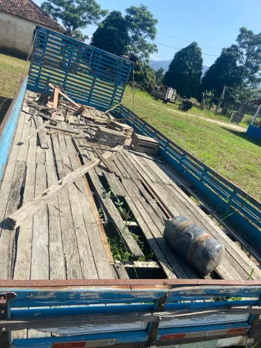 Carroceria medida 6:70 de comprimento e 2:70 de largura, pouca coisa pra fazer 