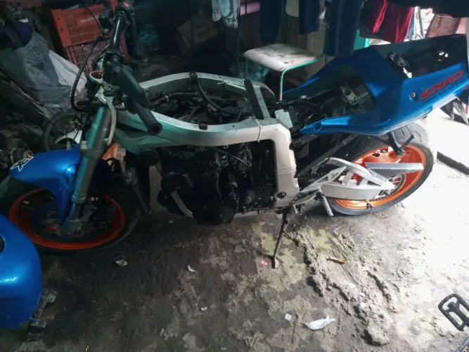 Muitas peças Suzuki 750 96