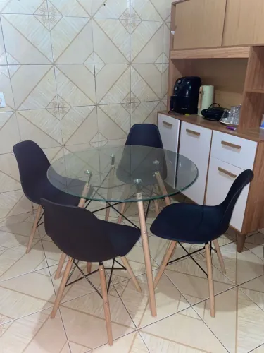 Mesa de vidro com quatro cadeiras Eiffel 