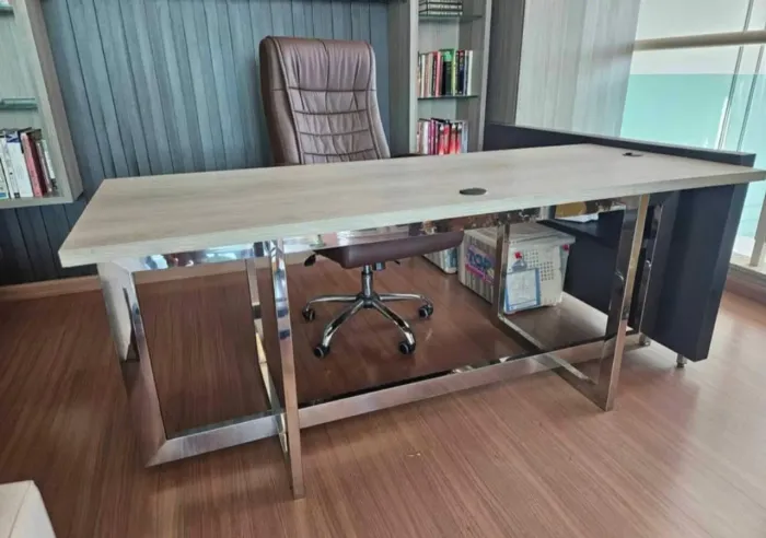 Mesa + painel escritório