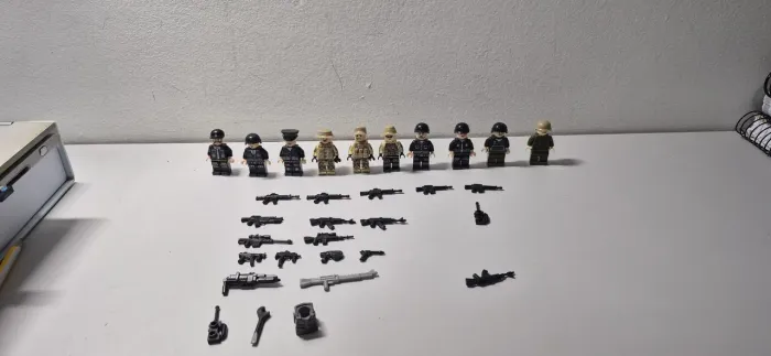 Exército de lego com armas e equipamentos 