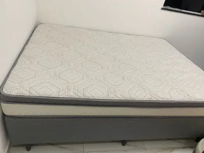 Conjunto de cama box Herval Ômega com colchão de molas ensacadas e base bipartida.