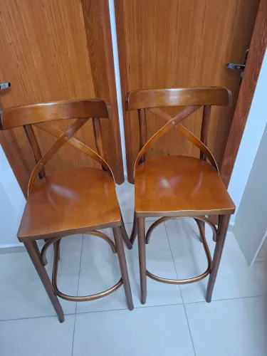 2 banquetas de Madeira