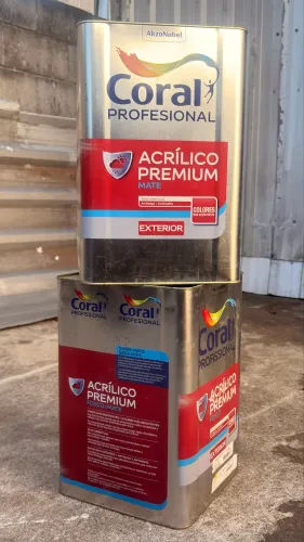 Latas de tinta acrílica e barricas de textura