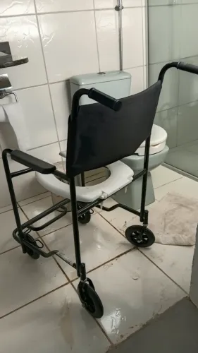 CADEIRA DE RODAS PARA BANHO