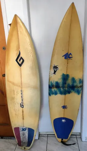 Duas pranchas de surf.