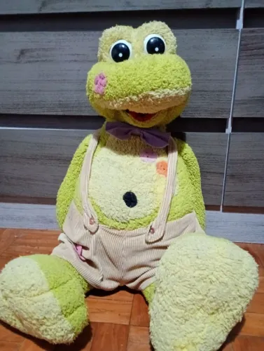 Sapo de pelúcia verde com jardineira