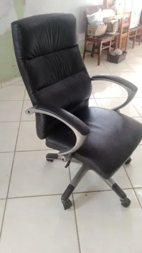 Cadeira de escritório de rodinha, giratória em couro 