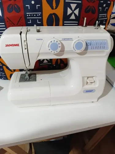 Máquina de costura doméstica jonane semi nova